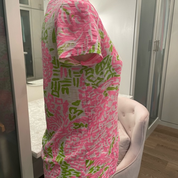 Lilly Pulitzer lightweight V neck Tee - Picture 3 of 8